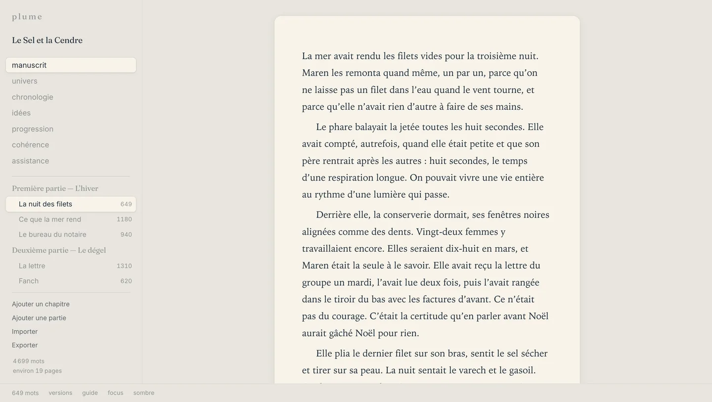 L’application plume ouverte sur un chapitre de roman : à gauche, la liste des parties et des chapitres avec leur nombre de mots ; au centre, la page d’écriture sur fond de papier crème ; en bas, le total du manuscrit en mots et en pages.