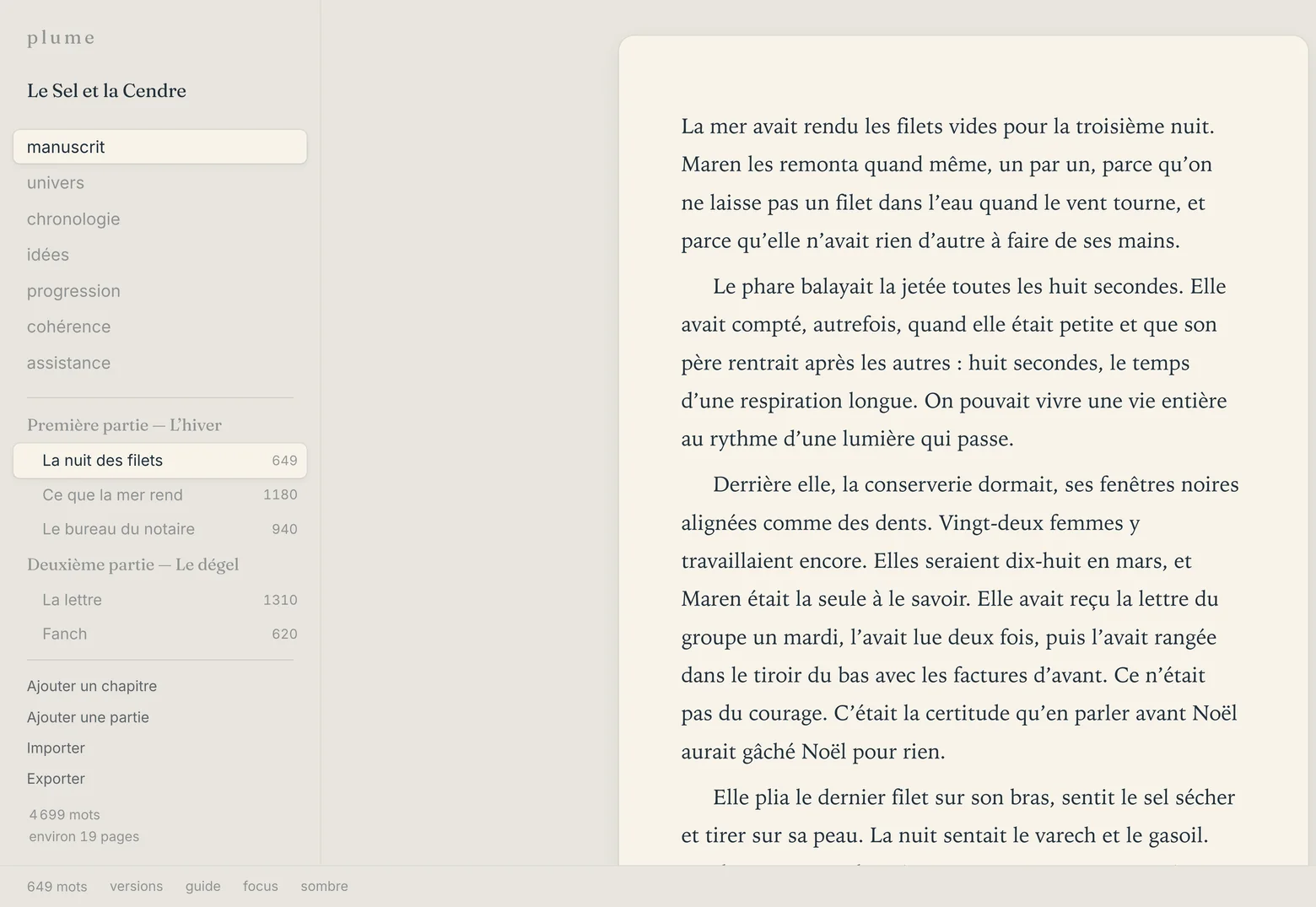 La colonne de gauche de plume : le manuscrit découpé en deux parties et six chapitres, chacun suivi de son nombre de mots, à côté de la page d’écriture.